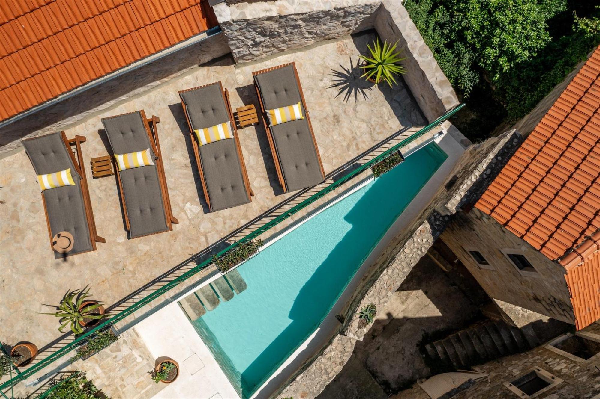 Dvor Pitve Villas Елса Экстерьер фото